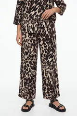 Pantalon de corte recto y holgado con estampado animal print tipo leopardo.