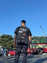 Remera oversize negra con efecto lavado y cuello redondo.