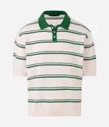 Camisa polo de manga corta confeccionada en tricot texturizado color off-white, con diseño de rayas horizontales verdes y cuello polo verde en contraste. Cuenta con cierre frontal parcial con botones.