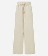 Pantalón pantalona color crudo, confeccionado en viscolino, con elástico y lazo en la cintura.