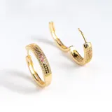 Par de aros tipo argolla dorados con cristales negros y fucsias en el centro, cubiertos de cristales claros.