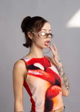 Musculosa blanca con estampado de labios rojos.