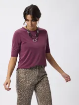 Remera de cuello redondo y manga corta, confeccionada en tejido de viscosa y poliéster, con un diseño de corte clásico y ajuste cómodo.
