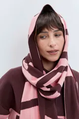 Bufanda de tejido jacquard con diseño de rayas horizontales anchas en color marrón chocolate y rosa. Presenta una textura suave y un estilo envolvente.
