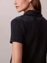 Chomba Calvin Klein de manga corta en color azul marino, con diseño de jacquard geométrico integral, cuello clásico y cierre frontal completo de botones.