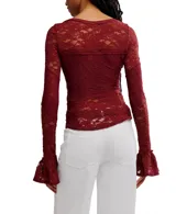 Blusa de manga larga color rojo oscuro (vino/borgoña) con textura de encaje floral y escote redondo.