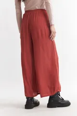 Pantalón palazzo verde con cintura elastizada.