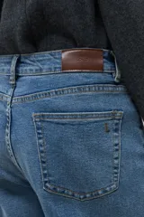 Jean de corte barrel con costura horizontal a la altura de la rodilla, tiro medio y diseño de pierna curva.