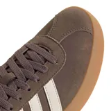 Championes Adidas VL Court 3.0 para mujer, color marrón con las tres tiras características en blanco y suela de goma tipo chunky.