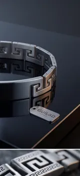 Pulsera rígida de acero inoxidable con diseño de guarda griega en los extremos y placa central lisa apta para grabado.