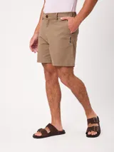 Bermuda de gabardina de algodón color beige, de corte regular, con bolsillos laterales y elástico en la parte trasera de la cintura.