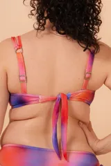 Soutien de baño reductor con aro, estampado multicolor con efecto degradado. Detalle de frunces, bretel doble regulable y nudo regulable en espalda. Copa reforzada. Confeccionado con tela que contiene fibra LYCRA® XTRA LIFE™