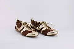 Zapato tipo ballerina acordonado, color negro con detalles en dorado.