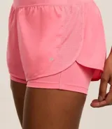 Bermuda deportiva tipo runner, color verde menta, confeccionada en microfibra con cintura elástica. Tiene un corte holgado y bajo redondeado.