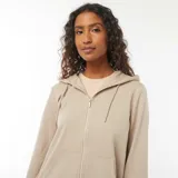 Buzo beige con capucha, cierre frontal con cremallera y bolsillos tipo canguro.