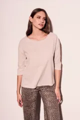 Remera oversize de algodón color blanco hueso, con cuello redondo y mangas 3/4.