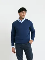 Sweater de punto color ladrillo con cuello en V y mangas largas.