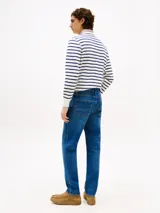 Pantalón de jean Tommy Hilfiger modelo Denton en color azul índigo medio, de corte recto y diseño clásico de cinco bolsillos, con cierre de botón y cremallera.