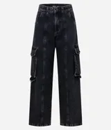Pantalón recto de jeans negro con bolsillos cargo laterales y friso delantero.