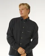 Camisa de franela Rip Curl modelo Inner Visions Fannel Shirt, de color negro con lavado enzimático, manga larga, cierre frontal de botones y un bolsillo en el pecho con logotipo bordado.