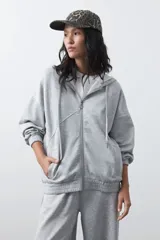 Campera con capucha gris Daniel Cassin, de diseño holgado, cierre frontal y bolsillos delanteros.