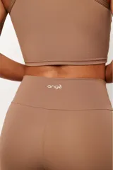Calza de tiro alto con diseño ajustado que se ensancha hacia el bajo en silueta flare. Presenta una abertura interna en el ruedo y un recorte frontal que estiliza la figura.