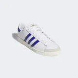 Championes Adidas Jabbar Lo de diseño clásico inspirado en los años 70. Presentan una parte superior de cuero blanco con las icónicas tres tiras laterales en azul, detalle en el talón a juego y puntera de gamuza gris claro. Cuentan con suela de goma y mediasuela de EVA para mayor comodidad.