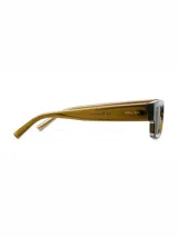 Lentes de sol rectangulares con montura de bio-acetato color ocre y cristales polarizados color verde. Cuentan con protección UV400 categoría 3 y recubrimiento anti-rayaduras.