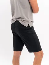 Bermuda beige de corte clásico, confeccionada en mezcla de algodón y elastano, con bolsillos laterales y traseros.