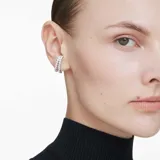 Aros ear cuff Swarovski Matrix con baño de rodio y circonias transparentes de talla redonda.