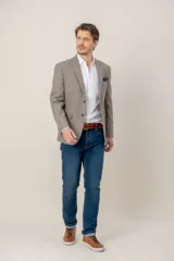 Saco de corte custom fit, confeccionado en una mezcla de seda y lana con textura jaspeada en tono marrón claro. Presenta solapas clásicas, cierre frontal de dos botones, bolsillos laterales con solapa y un bolsillo superior con pañuelo decorativo.