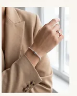 Pulsera de plata italiana 925 compuesta por pequeñas esferas lisas y un dije central cilíndrico con textura grabada.