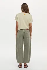 Jean verde militar de corte barrel con pinzas estructurales y diseño holgado.