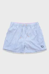 Short de baño celeste con rayas verticales blancas, cintura elástica con cordón ajustable, bolsillos laterales y trasero con cierre, logo de la marca bordado en la pierna.