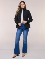 Campera matelaseada de color negro con diseño de rombos, cuello alto, cierre frontal completo y bolsillos laterales. Cuenta con presillas ajustables con hebilla metálica en la cintura.