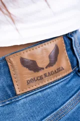 Pantalón Oxford de jean con lycra, tiro alto, color celeste.