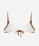 Top de bikini triángulo fijo blanco con ribetes en tono tostado y breteles trenzados en contraste.