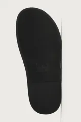 Sandalia plana para hombre de color verde militar, con diseño multitiras y sujeción para el dedo.