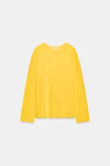 Camiseta de manga larga color amarillo, con cuello redondo y corte regular fit, confeccionada en mezcla de algodón y lino.