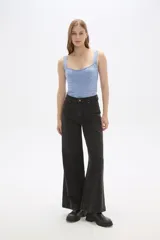 Pantalon de jean de corte ancho y tiro medio, con diseño de cinco bolsillos y cierre frontal con botón y cremallera.