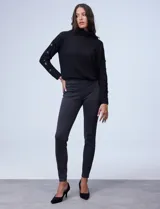 Jegging gris oscuro con pretina elastizada, bolsillos simulados delanteros y bolsillos aplicados traseros.