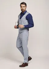 Traje de tres piezas Fellini S6, color beige, compuesto por saco de solapa muesca, chaleco con botones y pantalón de corte recto.