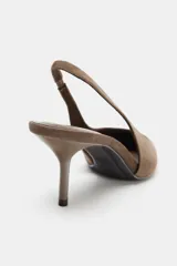 Zapato destalonado de tacón medio fino, con diseño en punta y tira trasera elástica.