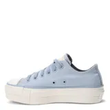 Championes urbanos Converse All Star Chuck Taylor Lift, color celeste, con plataforma blanca y cordones al tono.