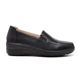 Zapato casual Korium Confort Noah de cuero negro, con elástico en el empeine y suela de goma.