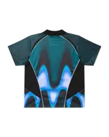 Camiseta de fútbol Obey con diseño estampado de llamas en tonos rojos, naranjas y amarillos. Presenta cuello polo negro, escote en V y paneles laterales en color negro.