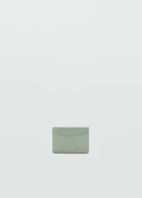 Porta documentos tipo tarjetero de efecto piel en color verde menta, con diseño minimalista, múltiples ranuras para tarjetas y logo de la marca grabado en la parte frontal.