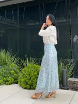 Falda larga de corte recto, color celeste, cubierta completamente de lentejuelas con diseño floral.