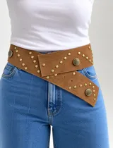 Faja de cuero color camel, ancha y cruzada, decorada con tachas metálicas doradas y botones grandes en los extremos.