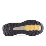 Championes de trail running New Balance modelo Garoé V2, color blanco con detalles en beige y amarillo. Presentan tecnología Fresh Foam en la entresuela para mayor amortiguación y suela AT Tread para tracción en terrenos irregulares.
